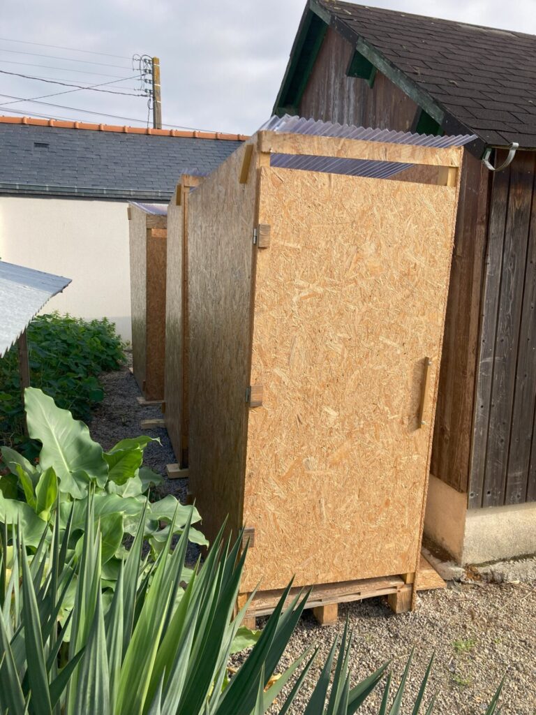Deux toilettes sèches en bois prêtes à la location, fabriquées avec des matériaux robustes et écologiques, disponibles à Rennes et ses environs.
